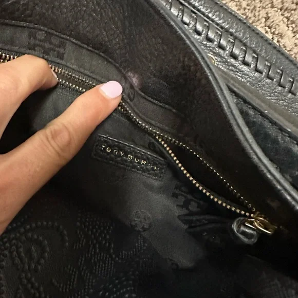 Tory Burch crossbody. Im reselling it ….it was not sold on my last post . - Picture 5 of 6